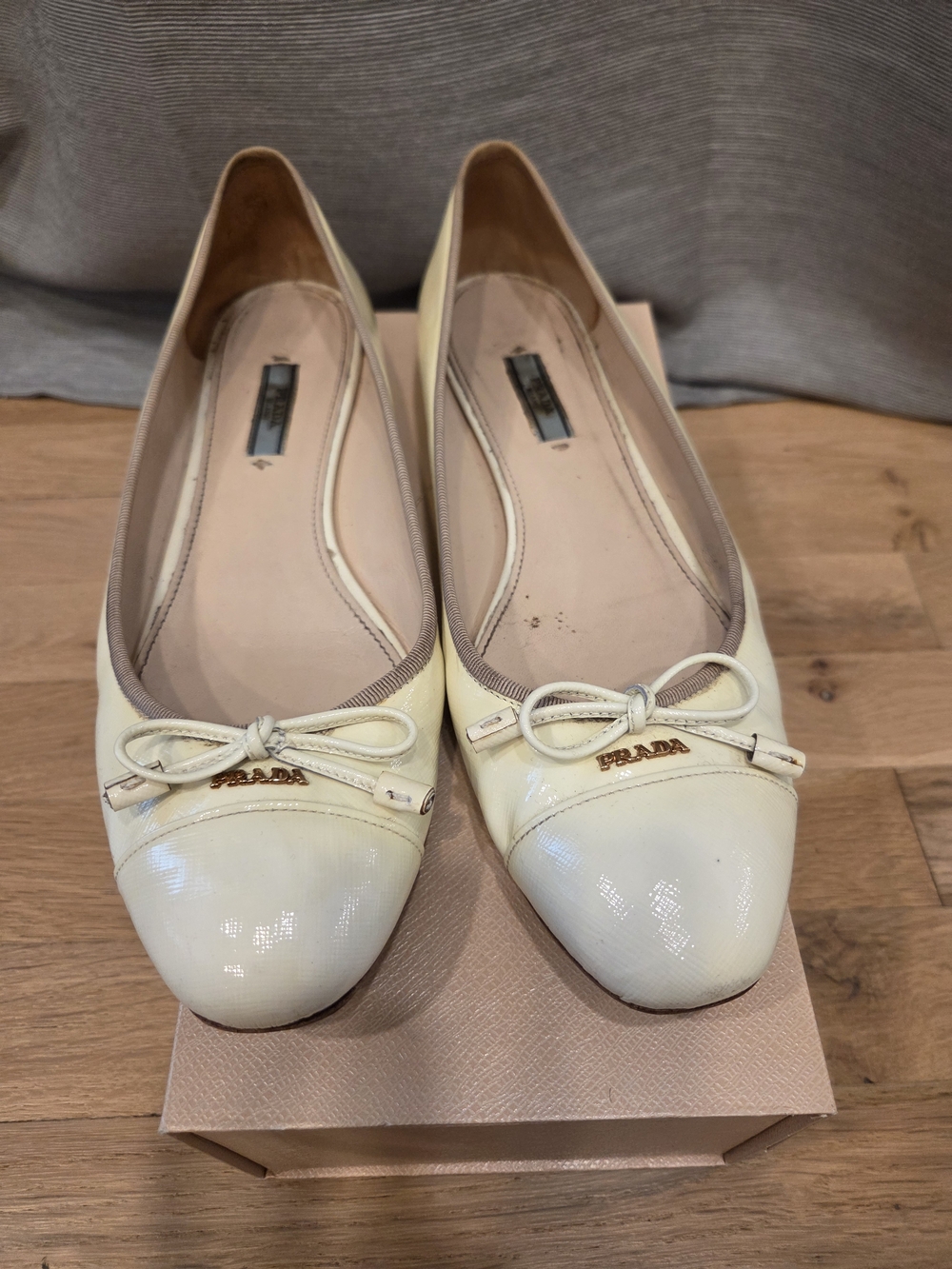 Prada Cream White Beige Patent Leather Bow Ballet Flats Gold Logo Hardware EU 41 - Picture 2 of 11